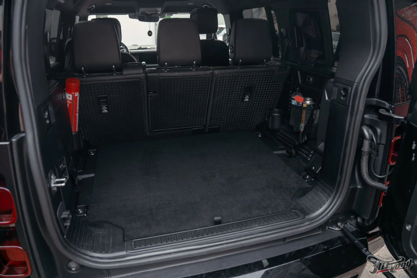 Изготовили ложемент вместо 3 ряда сидений для Land Rover Defender